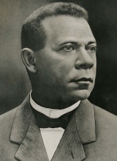 Booker T. Washington By Unknown photographer, cropped by User:Connormah [Public domain], via Wikimedia Commons